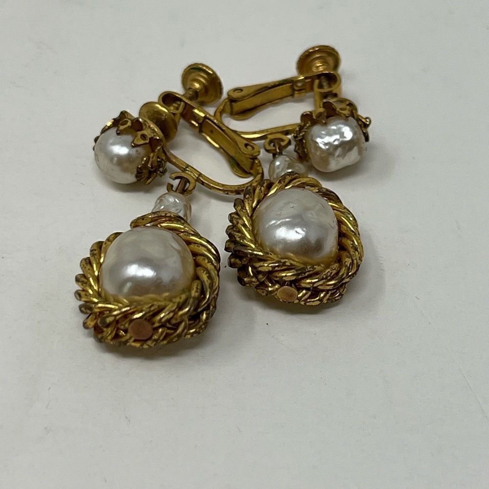 Miriam Haskell, Dangle Baroque pearl, gold tone clip on earrings. - Picture 3 of 10